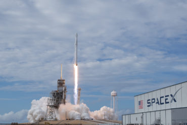 SpaceX продолжает подготовку полета на Марс и строит космического прыгуна