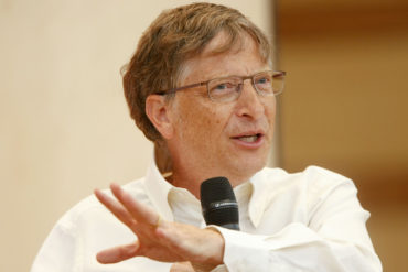 Миллиардеры Билл Гейтс и Джефф Безос сами моют посуду. Почему они это делают?