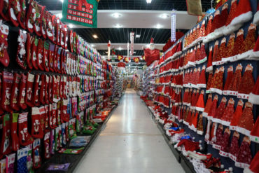 Город Иу, поставляющий две трети всех рождественских товаров в мире
